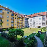Cappuccino Apartment With Balcony And Free Parking